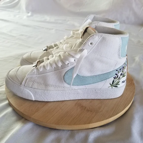 Nike | Blazer 77 SE Mid Floral Embroidery Sneakers - Picture 2 of 10